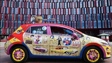 Taksisti shqiptar i frymëzuar nga Elvis Presley, i jep ngjyrë rrugëve të Tiranës me stilin e tij