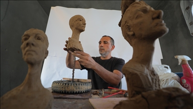 Artisti palestinez pasqyron jetën e popullit të Gazës nën sulmet izraelite