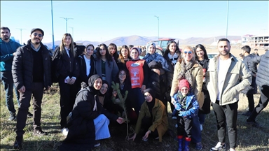 Ardahan Üniversitesi'nde "kampüste dikili bir ağacın olsun" etkinliğinde fidanlar toprakla buluşturuldu