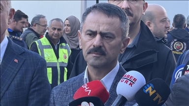 Kocaeli'de çöken apartmanın ve tahliye edilen binaların bulunduğu bölgede ekipler inceleme yapıyor