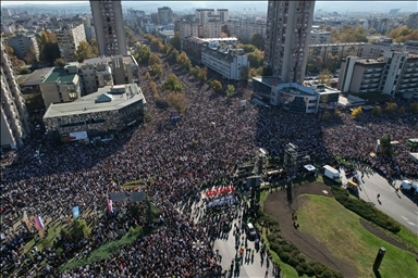 Srbija: Hiljade ljudi na obilježavnju godišnjice tragedije u Novom Sadu u kojoj je poginulo 16 ljudi