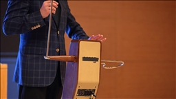 Muzikanti udhëton nëpër botë për të promovuar shpikjen e stërgjyshit të tij, instrumentin muzikor pa prekje