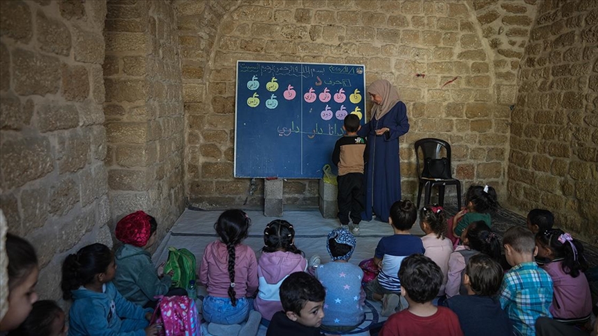 Gazze'de Eyyubiler'den kalma tarihi okul, 2 yıl eğitimden uzak kalan öğrencilere kapılarını açtı