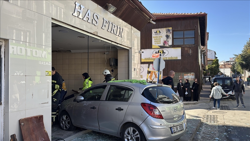 Edirne'de otomobilin ekmek fırınına girdiği kazada 4 kişi yaralandı