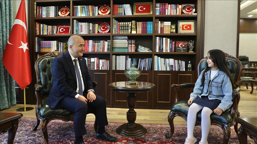 Elazığ Valisi Hatipoğlu, valilik hayali kuran küçük kızı makamında ağırladı