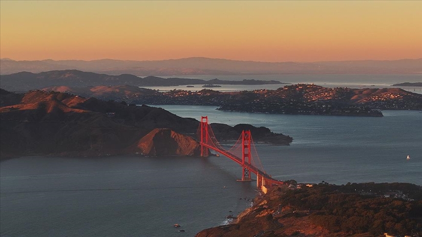 Хоризонтот на Сан Франциско и мостот Голден Гејт на зајдисонце блеснаа во златни бои