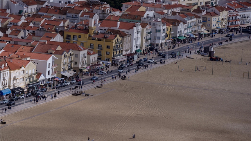 Qyteti Nazare në Portugali mirëpret vizitorët me vijën e gjatë bregdetare dhe ndërtesat historike