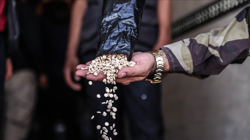 داخل یک قبر در حومه دمشق 323 بسته حشیش و 35 هزار قرص کاپتاگون کشف شد