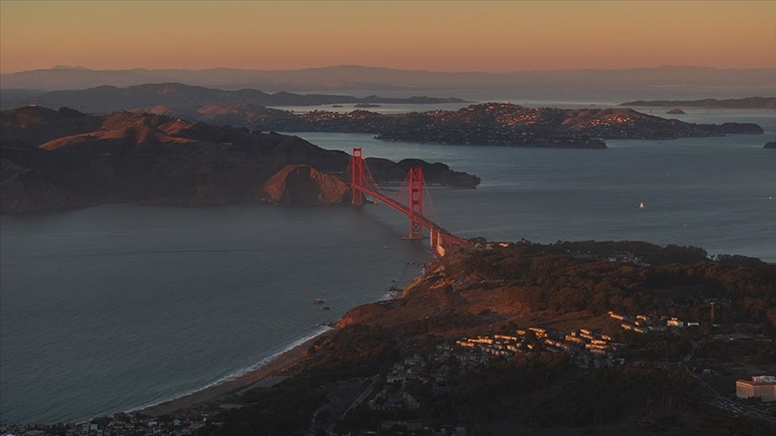 Ura e famshme "Golden Gate" dhe horizonti i San Franciskos ndriçojnë në perëndim të diellit