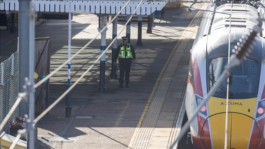 Dvojica britanskih državljana uhapšena zbog napada nožem u vozu u Londonu, policija kaže da nema naznaka terorizma