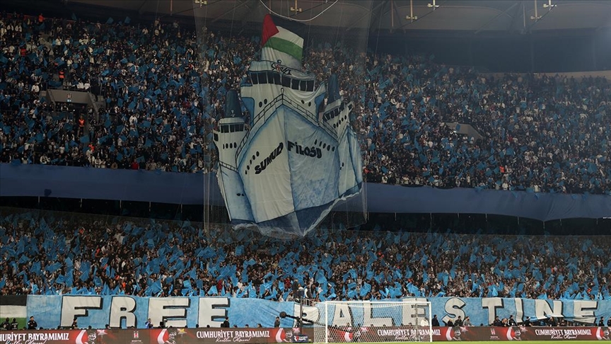 Derbi maçta tribünlerden Filistin'e destek