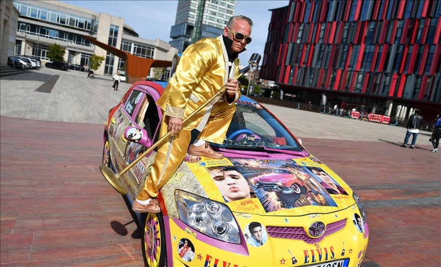 Taksista iz Tirane koji živi Elvisa Presleyja pretvorio automobil u mini muzej rock’n’rolla