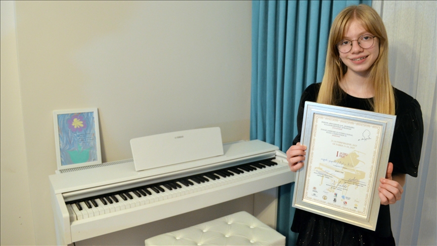 "Mutlak kulak" Aylin, uluslararası piyano yarışmasından birincilikle döndü  