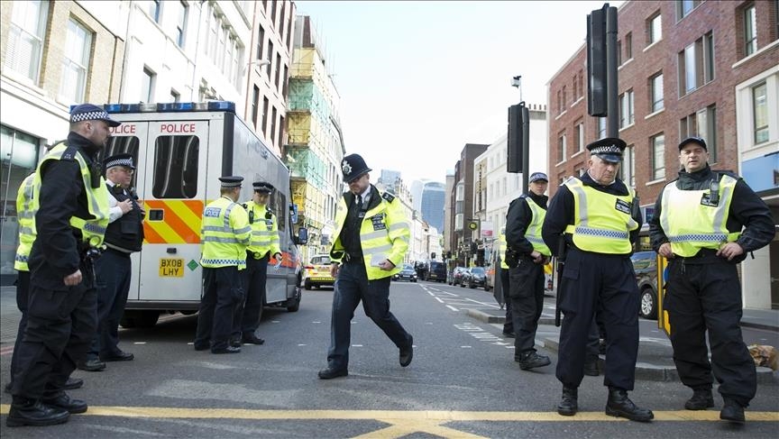 Dy shtetas britanikë arrestohen për sulmin me thikë në tren, policia thotë se nuk ka shenja terrorizmi