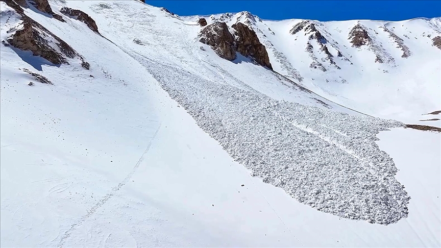 5 killed in avalanche in Italian Alps