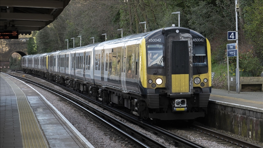 10 injured, 9 critically, in stabbing attack on UK train 