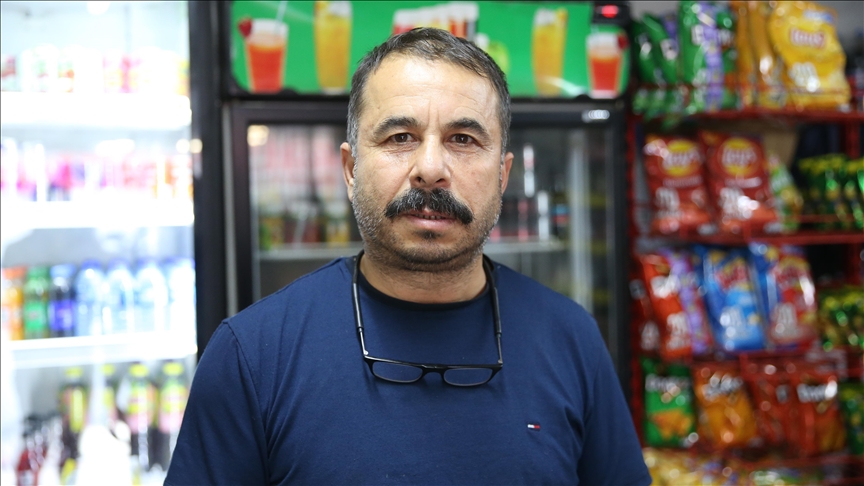 Hatay'da bir hayırsever mahallelinin markete borcunu ödedi