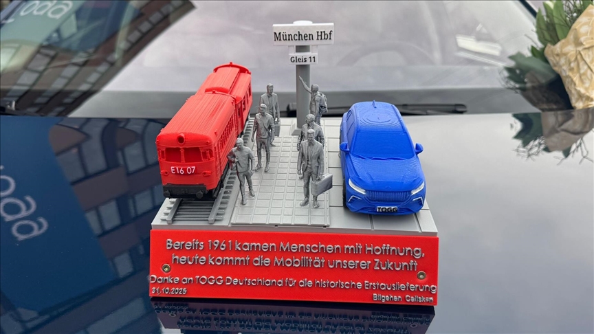 Almanya’da ilk teslimatlarını gerçekleştiren TOGG’un yetkililerine "1961 göç ve geleceğin mobilitesi" sürprizi