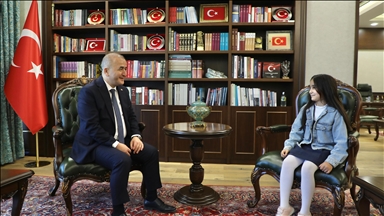 Elazığ Valisi Hatipoğlu, valilik hayali kuran küçük kızı makamında ağırladı