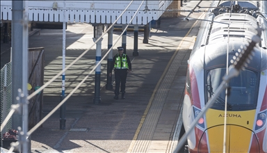 Attaque au couteau au Royaume-Uni : Deux Britanniques arrêtés, la police exclut toute implication terroriste