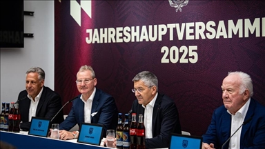 قدم.. بايرن ميونخ الألماني يعيد انتخاب رئيسه ويحقق إيرادات قياسية