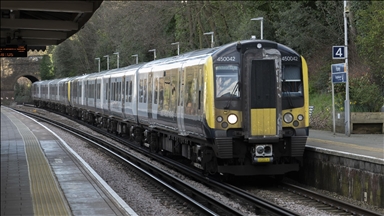 10 injured, 9 critically, in stabbing attack on UK train 