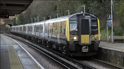 Sulm me thikë në tren në Britani: 10 të plagosur, 9 në gjendje kritike