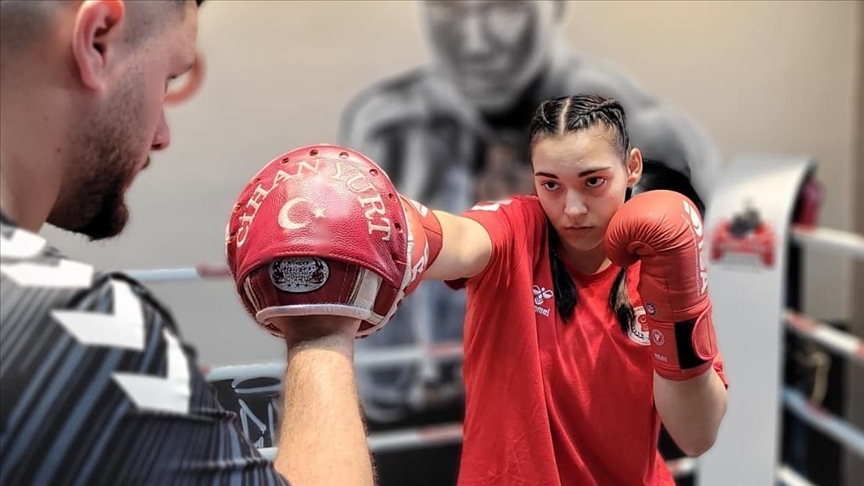 Milli boksör Ayşenur, Türkiye'deki başarılarını Avrupa'da  "taçlandırdı"