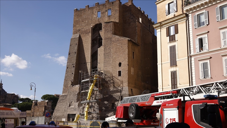 Special rescue teams at work to save man trapped under rubble as medieval tower collapses in Rome