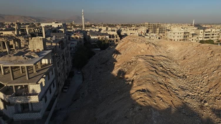 جبل أنقاض عربين.. مقبرة جماعية للمنازل والذكريات بدمشق (تقرير)