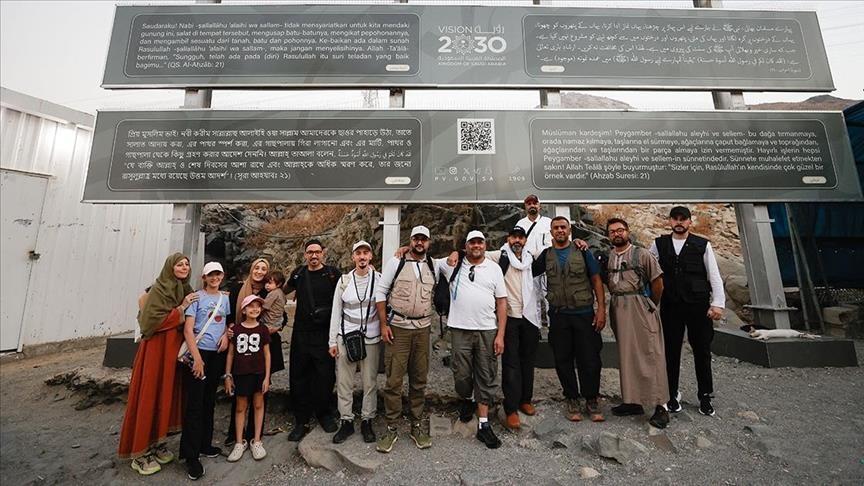 على خطى النبي.. مسلمون في رحلة روحية من مكة إلى المدينة (تقرير)