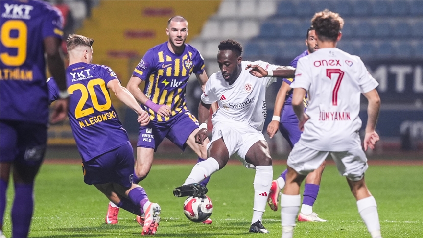 Hesap.com Antalyaspor, deplasmanda ikas Eyüpspor'u mağlup etti