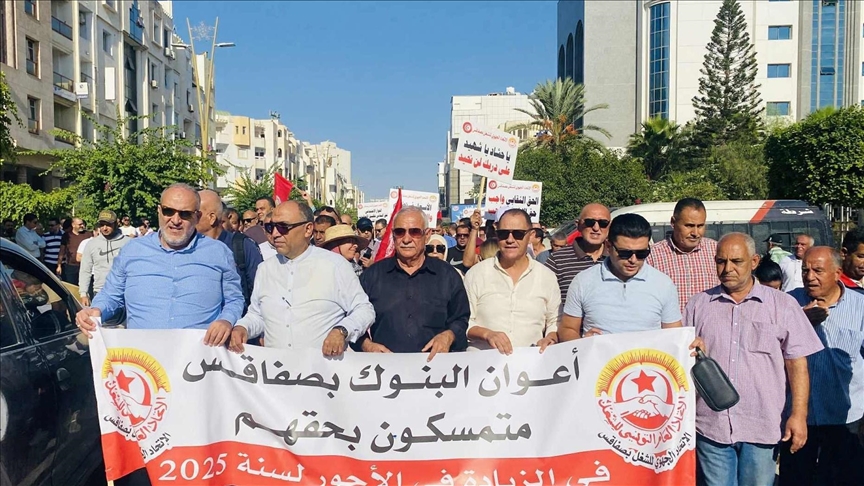تونس.. إضراب بقطاع البنوك ووقفة بالعاصمة للمطالبة بزيادة الأجور