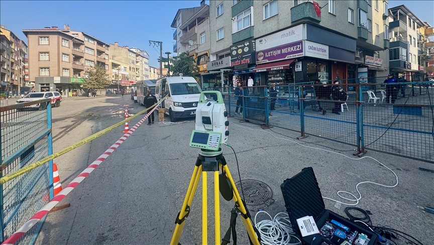 Kocaeli'de çöken apartman ve tahliye edilen binaların bulunduğu bölgede çalışmalar sürüyor