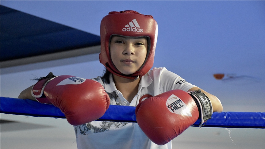 Boksa başladığı yıl Türkiye şampiyonu ve Avrupa ikincisi oldu