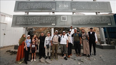 على خطى النبي.. مسلمون في رحلة روحية من مكة إلى المدينة 