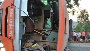 В Индии в результате столкновения автобуса и грузовика погибли не менее 20 человек