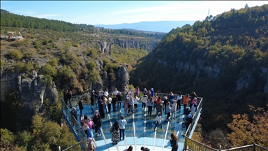 İncekaya Kanyonu'nu ziyaret edenler, cam seyir terasından sonbahar manzarası izliyor