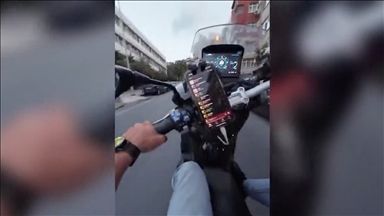 Kağıthane'de trafiği tehlikeye soktuğu belirlenen motosikletliye para cezası