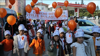 Karabük'te ana sınıfı öğrencileri lösemi hastaları için gökyüzüne balon bıraktı