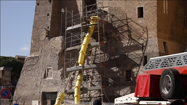 Kulla mesjetare e Romës shembet pjesërisht gjatë rinovimit, plagoset rëndë një punëtor