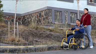 Birlikte güç bulan engelli kardeşlerin sevgi dolu hikayesi