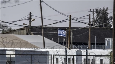 "هآرتس" تدعي إفراج إسرائيل عن أسير فيديو التعذيب في أكتوبر