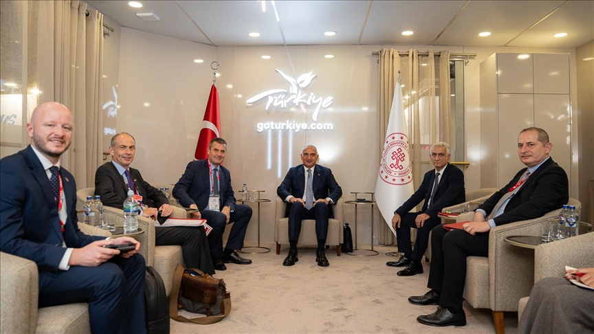 Bakan Ersoy, yıl sonu 64 milyar dolarlık turizm geliri hedefine emin adımlarla ilerlediklerini belirtti