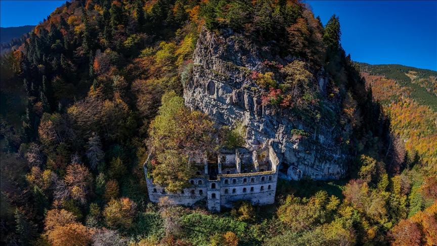 Turqi, manastiret Sumela dhe Vazelon u ofrojnë vizitorëve pamje mahnitëse me nuancat e vjeshtës