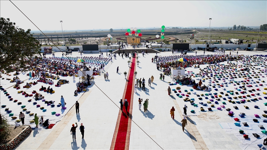 100s of Indian Sikh pilgrims arrive in Pakistan in 1st major cross-border movement since May conflict