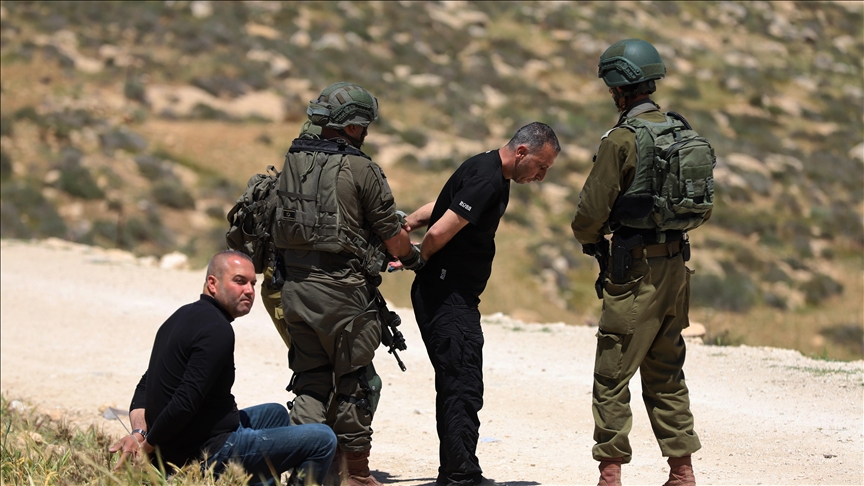 الجيش الإسرائيلي يعتقل 16 فلسطينيا بالضفة الغربية