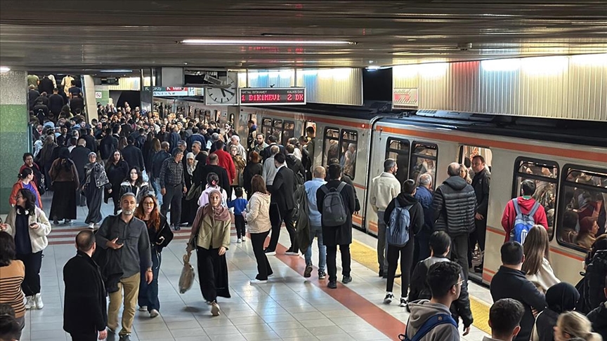 Kızılay İstasyonu'ndaki ANKARAY treni arızalandı, yolcular EGO otobüslerine yönlendirildi