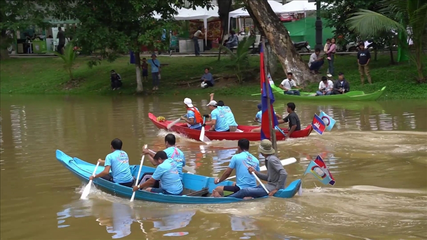 Varkat tradicionale garojnë përsëri në Siem Reap të Kamboxhias, ndërsa kthehet festivali i ujit