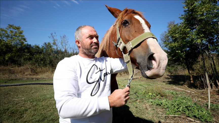 Erken teşhisle kanseri yenen eski jokey, köyünde şampiyon atlar yetiştiriyor